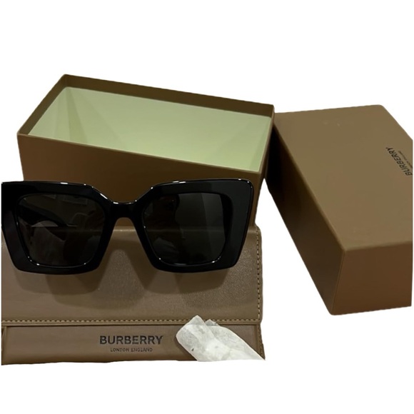 NWT Burberry Women Sunglasses - Picture 4 of 4